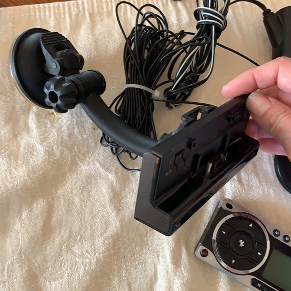 Radio w/Swivel Suction Cup /plug in charger - Picture 6 of 11